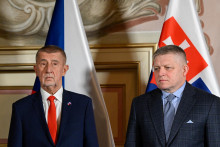 Česk&yacute; premi&eacute;r Andrej Babi&scaron; a slovensk&yacute; predseda vl&aacute;dy Robert Fico rokovali na z&aacute;mku Nov&aacute; Horka v českom meste Stud&eacute;nka.

FOTO: REUTERS