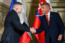 Sprava predseda vl&aacute;dy Česka Andrej Babi&scaron; a predseda vl&aacute;dy Slovenska Robert Fico (Smer-SD). FOTO: TASR/Martin Medňansk&yacute;