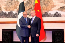 P&auml;ťbodov&yacute; mierov&yacute; pl&aacute;n bol zverejnen&yacute; po stretnut&iacute; ministrov zahraničn&yacute;ch vec&iacute; Pakistanu a Č&iacute;ny I&scaron;aka Dara a Wang Iho v Pekingu. FOTO: REUTERS