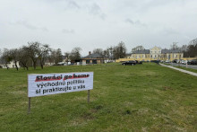 Transparent pred z&aacute;mkom Nov&aacute; Horka v meste Stud&eacute;nka v Česku. FOTO: HN/Akos Cs&eacute;pl&ouml;
