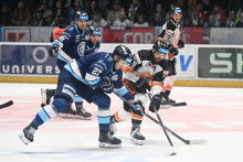 Na sn&iacute;mke vľavo hr&aacute;č Nitry Sebastian Čederle a hr&aacute;č Michaloviec Marc Olivier Roy počas siedmeho z&aacute;pasu &scaron;tvrťfin&aacute;le play-off hokejovej Tipsport extraligy HK Nitra - HK Dukla Michalovce. FOTO: TASR/Luk&aacute;&scaron; Grinaj