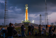 Cieľom misie Artemis 2 je preletieť okolo Mesiaca po tzv. dr&aacute;he voľn&eacute;ho n&aacute;vratu. FOTO: REUTERS