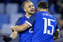 Na sn&iacute;mke g&oacute;lov&aacute; radosť,sprava strelec g&oacute;lu David Strelec a Stanislav Lobotka (Slovensko) počas pr&iacute;pravn&eacute;ho z&aacute;pasu medzi Slovenskom a Rumunskom. FOTO: TASR/Martin Baumann