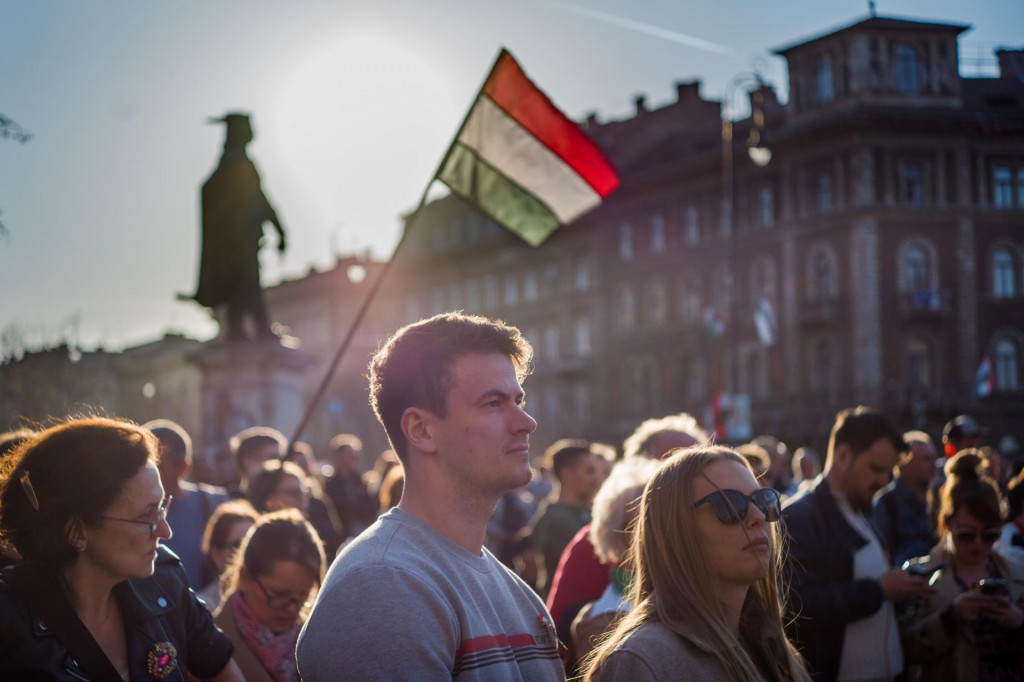 Priaznivci opozičnej mimoparlamentnej strany TISZA poč&uacute;vaj&uacute; prejav predsedu strany P&eacute;tera Magyara v okol&iacute; preplnen&eacute;ho N&aacute;mestia hrdinov v Budape&scaron;ti. FOTO: TASR/Ladislav Vallach