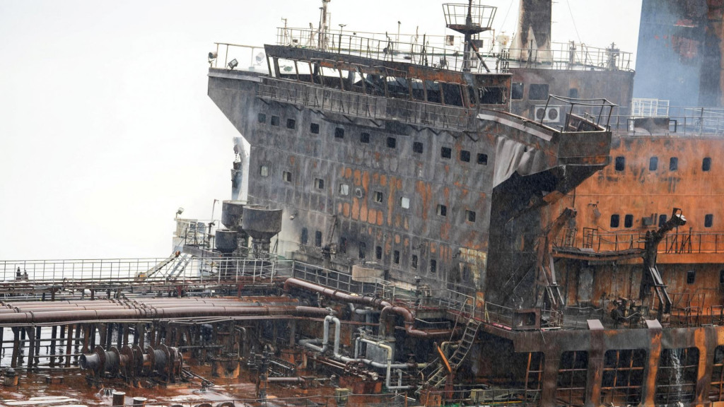 Ilustračn&aacute; fotografia. Po&scaron;koden&yacute; tanker neďaleko Basry v Iraku. FOTO: Reuters