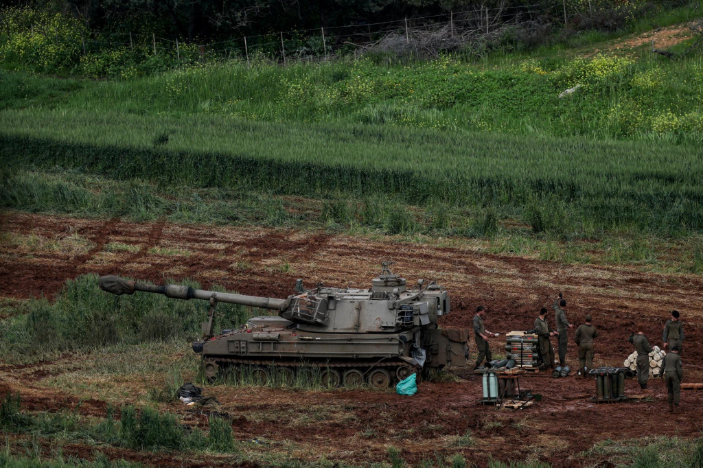 Izraelsk&iacute; vojaci sa zhromažďuj&uacute; pri delostreleckej jednotke po tom, čo izraelsk&eacute; sily začali nov&uacute; kampaň proti Hizball&aacute;hu podporovan&eacute;mu Ir&aacute;nom v južnom Libanone. FOTO: Reuters