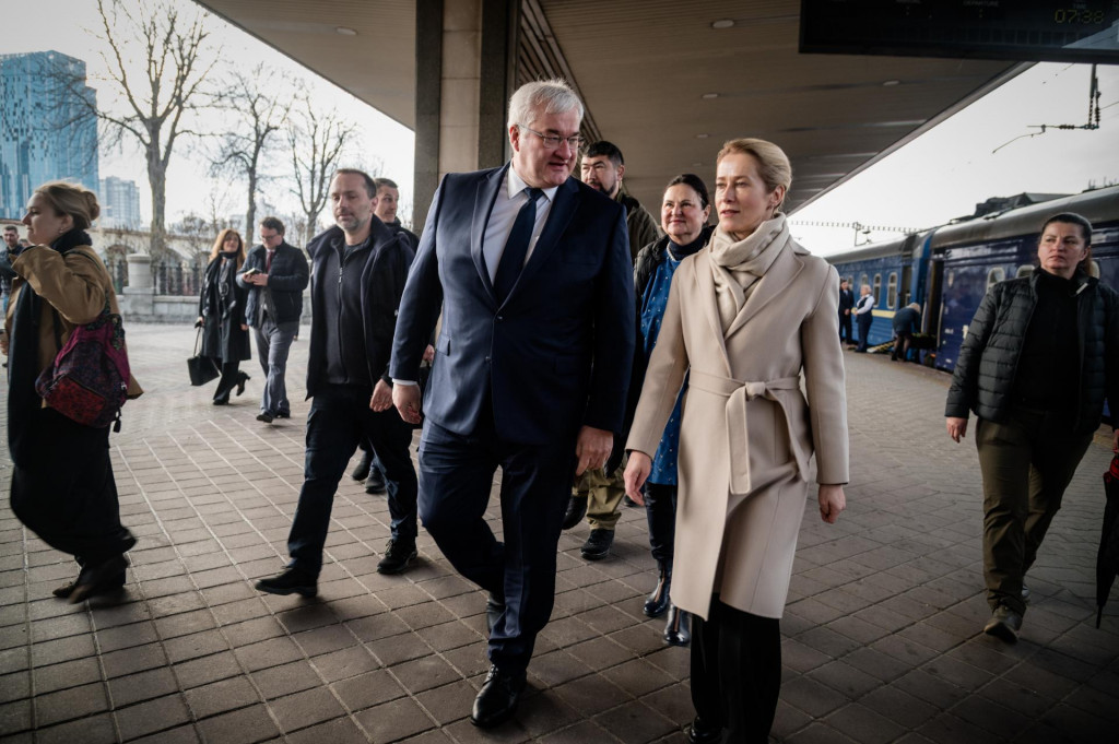 &Scaron;&eacute;fka &uacute;nijnej diplomacie Kaja Kallasov&aacute; (druh&aacute; sprava) a ukrajinsk&yacute; minister zahraničn&yacute;ch vec&iacute; Andrij Sybiha sa v&iacute;taj&uacute; na železničnej stanici v Kyjeve v utorok 31. marca 2026. FOTO: TASR/AP
