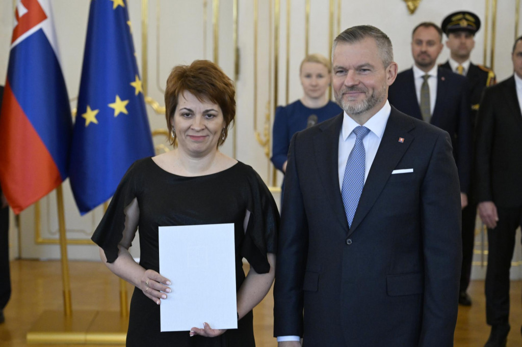 Vpravo prezident Peter Pellegrini a vľavo novovymenovan&aacute; profesorka v odbore psychol&oacute;gia M&aacute;ria Dědov&aacute;. FOTO: TASR/Pavel Neubauer