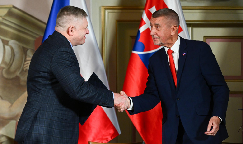 Sprava predseda vl&aacute;dy Česka Andrej Babi&scaron; a predseda vl&aacute;dy Slovenska Robert Fico (Smer-SD). FOTO: TASR/Martin Medňansk&yacute;