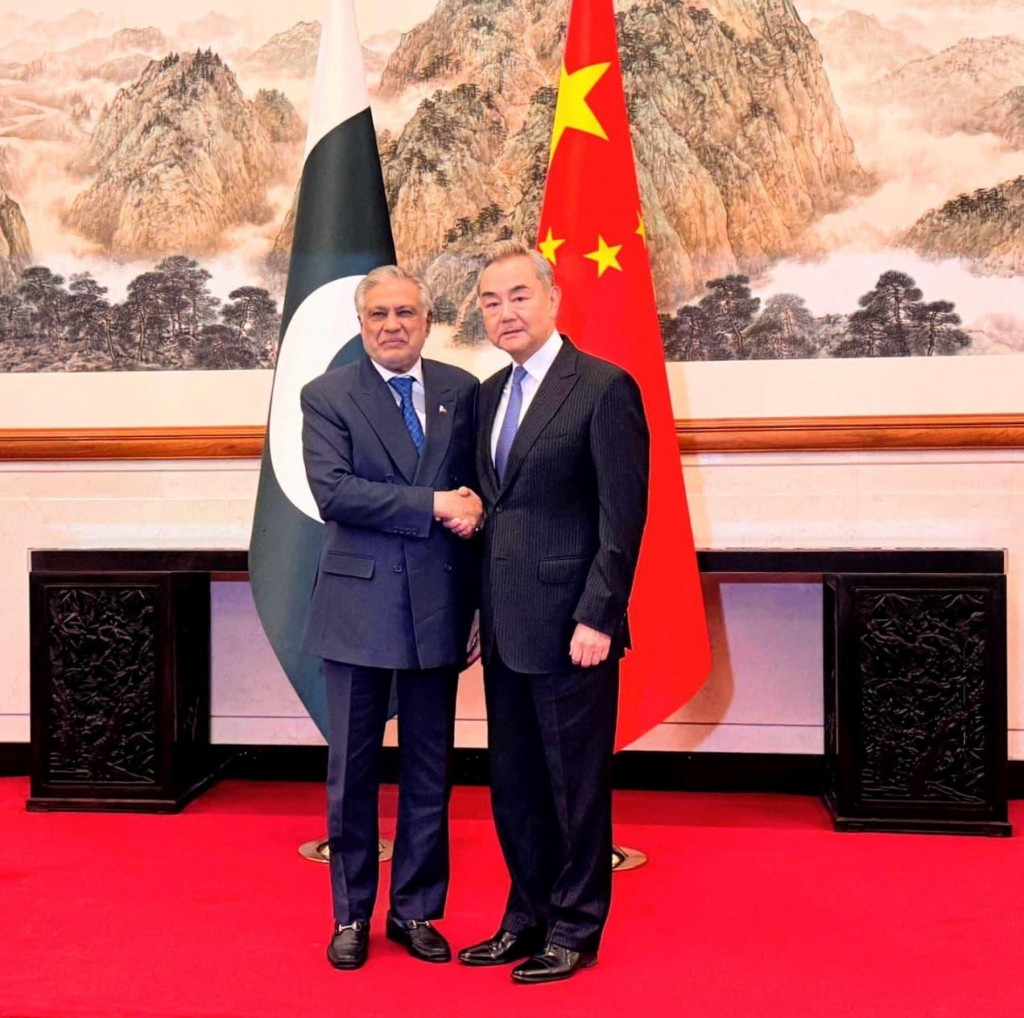 P&auml;ťbodov&yacute; mierov&yacute; pl&aacute;n bol zverejnen&yacute; po stretnut&iacute; ministrov zahraničn&yacute;ch vec&iacute; Pakistanu a Č&iacute;ny I&scaron;aka Dara a Wang Iho v Pekingu. FOTO: REUTERS