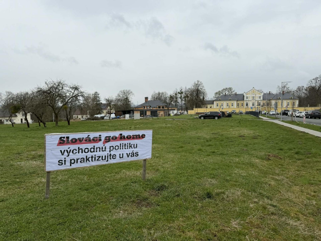 Transparent pred z&aacute;mkom Nov&aacute; Horka v meste Stud&eacute;nka v Česku. FOTO: HN/Akos Cs&eacute;pl&ouml;