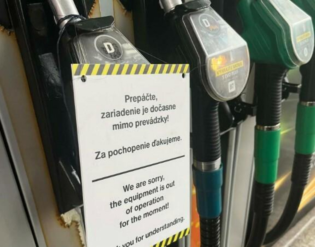 Na niektor&yacute;ch pump&aacute;ch na Slovensku nafta už pr&iacute;ležitostne vypad&aacute;va z ponuky.

FOTO: HN/ MARTIN MARKO