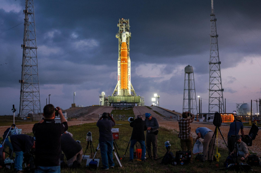 Cieľom misie Artemis 2 je preletieť okolo Mesiaca po tzv. dr&aacute;he voľn&eacute;ho n&aacute;vratu. FOTO: REUTERS