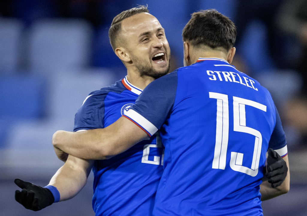Na sn&iacute;mke g&oacute;lov&aacute; radosť,sprava strelec g&oacute;lu David Strelec a Stanislav Lobotka (Slovensko) počas pr&iacute;pravn&eacute;ho z&aacute;pasu medzi Slovenskom a Rumunskom. FOTO: TASR/Martin Baumann
