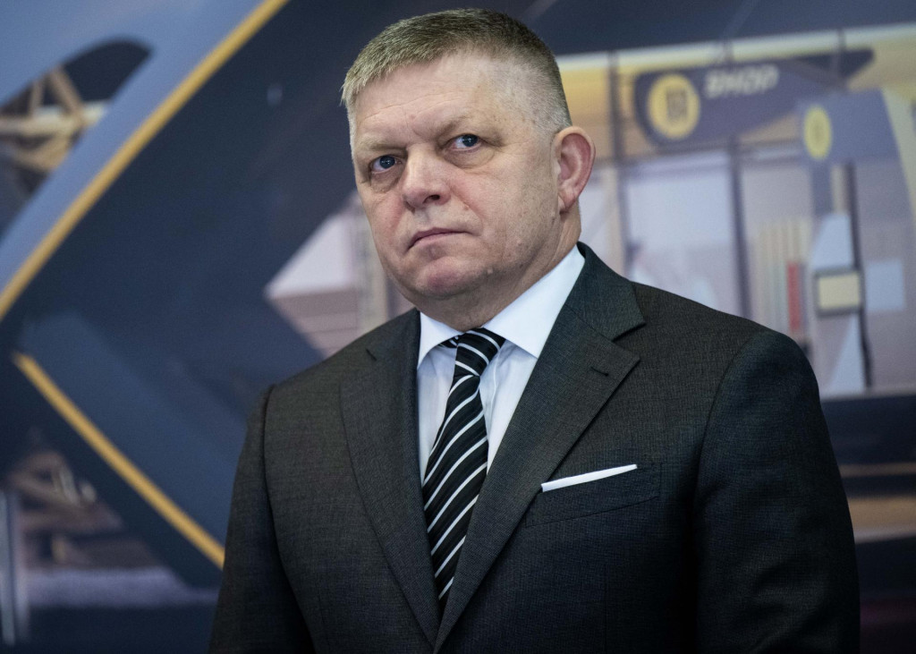 Predseda vl&aacute;dy SR Robert Fico (Smer-SD) počas tlačovej konferencie po spoločnom rokovan&iacute; s predstavenstvom spoločnosti Slovnaft v priestoroch rafin&eacute;rie Slovnaft v Bratislave v stredu 1. apr&iacute;la 2026. FOTO TASR/Jakub Kotian