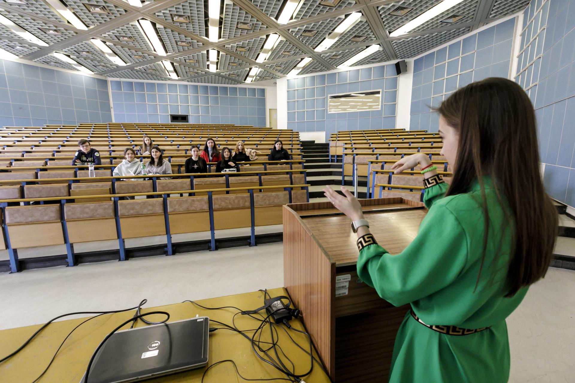 Benefit, ktorý má háčik. Tisíce ľudí dostanú od štátu po 200 eur, suma však väčšinu kurzov nepokryje