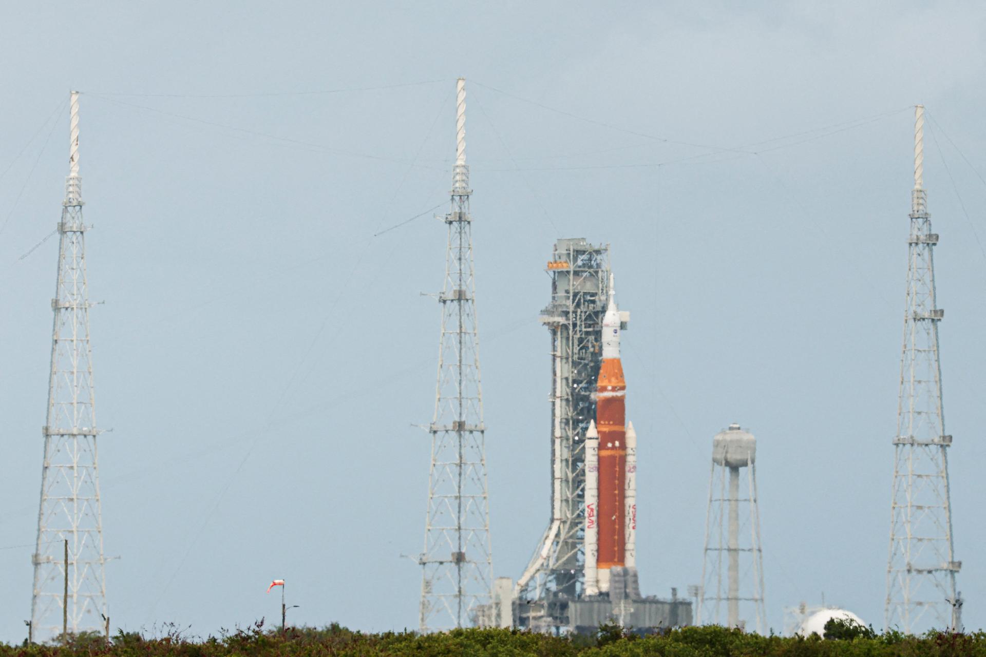NASA začala dopĺňať palivo do superťažkej nosnej rakety pred štartom misie Artemis 2 k Mesiacu