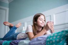 Naduž&iacute;vanie digit&aacute;lnych technol&oacute;gi&iacute; u det&iacute; sp&ocirc;sobuje niž&scaron;iu čitateľsk&uacute; gramotnosť, niž&scaron;ie porozumenie hovorenej reči či interperson&aacute;lnych interakci&iacute;.