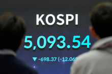 Na sn&iacute;mke obrazovka, na ktorej sa zobrazuje referenčn&yacute; k&oacute;rejsk&yacute; index KOSPI v Soule. FOTO: TASR/AP
