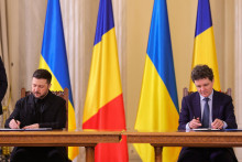 Ukrajinsk&yacute; prezident Volodymyr Zelenskyj a rumunsk&yacute; prezident Nicu&scaron;or Dan. FOTO: Reuters