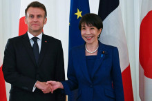 Franc&uacute;zsky prezident Emmanuel Macron a japonsk&aacute; premi&eacute;rka Sanae Takaičov&aacute;. FOTO: TASR/AP