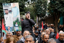 Palest&iacute;nčania sa v Ramall&aacute;hu z&uacute;častňuj&uacute; protestu proti izraelsk&eacute;mu z&aacute;konu o treste smrti pre Palest&iacute;nčanov ods&uacute;den&yacute;ch za smrteľn&eacute; &uacute;toky. FOTO: Reuters