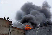 Hasiči pracuj&uacute; na mieste &uacute;toku rusk&eacute;ho dronu v Lucku na Ukrajine. FOTO: Reuters