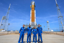 Na sn&iacute;mke zľava veliteľ misie Artemis II Reid Wiseman, pilot Victor Glover, &scaron;pecialistka misie Christina Kochov&aacute; a astronaut Kanadskej vesm&iacute;rnej agent&uacute;ry (CSA) Jeremy Hansen p&oacute;zuj&uacute; pred raketou pre misiu Artemis II v Kennedyho vesm&iacute;rnom stredisku na Floride. FOTO TASR/AP