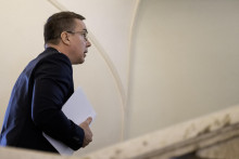 Minister pr&aacute;ce Erik Tom&aacute;&scaron; ned&aacute;vno ozn&aacute;mil, že pr&iacute;jmy za minul&yacute; rok do 2 877 eur nebud&uacute; podliehať mikroodvodu. FOTO: TASR/M. Baumann