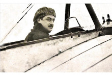 Franc&uacute;zsky letec Roland Garros (1888 &ndash; 1918), ktor&yacute; sa do dej&iacute;n zap&iacute;sal aj ako prv&yacute; st&iacute;hac&iacute; pilot.