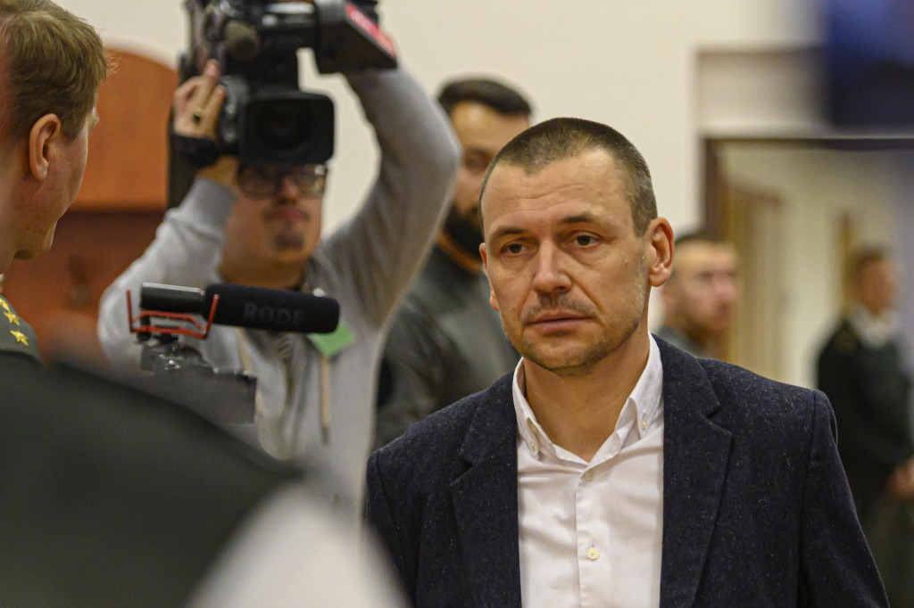 Na sledovanie novin&aacute;rov si Peter T&oacute;th (na sn&iacute;mke) najal b&yacute;val&eacute;ho pr&iacute;slu&scaron;n&iacute;ka SIS Miroslava Kriaka. FOTO: TASR/Michal Sv&iacute;tok