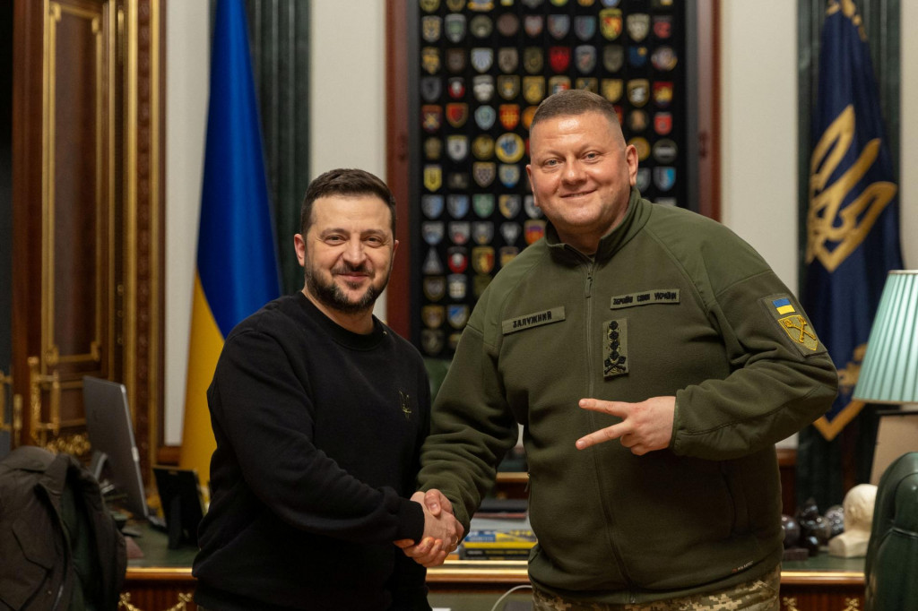 Ukrajinsk&yacute; prezident Volodymyr Zelenskiy a b&yacute;val&yacute; arm&aacute;dny veliteľ a s&uacute;časn&yacute; veľvyslanec v Brit&aacute;nii Valerij Zalužnyj. FOTO: REUTERS
