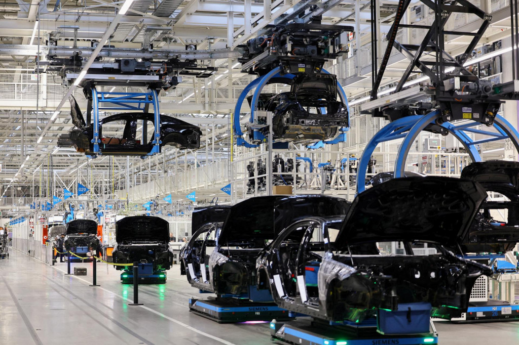 Karos&eacute;rie &aacute;ut v najmodernej&scaron;om v&yacute;robnom z&aacute;vode automobilky Mercedes-Benz, v Sindelfingene bl&iacute;zko Stuttgartu. FOTO: REUTERS