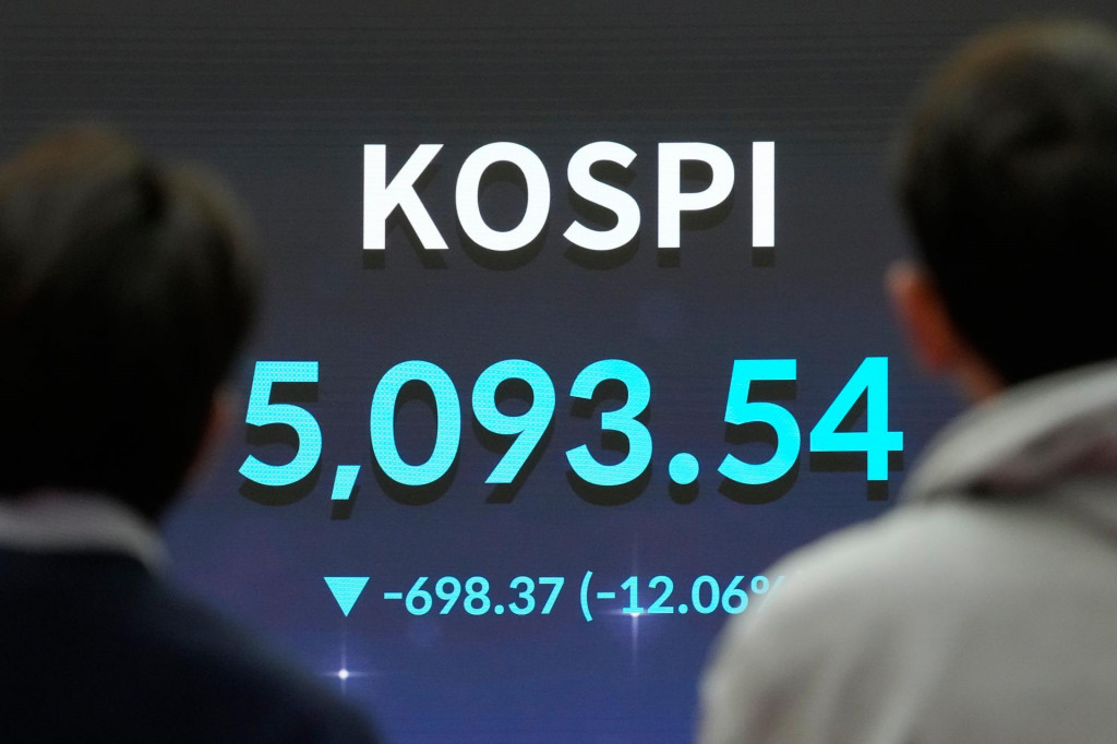Na sn&iacute;mke obrazovka, na ktorej sa zobrazuje referenčn&yacute; k&oacute;rejsk&yacute; index KOSPI v Soule. FOTO: TASR/AP