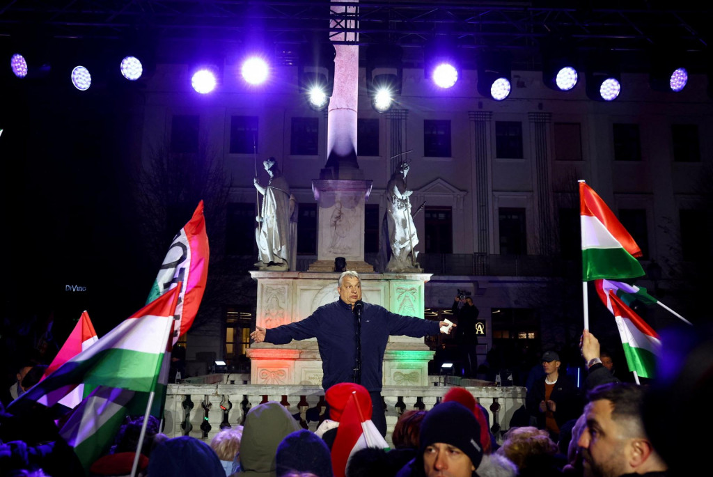 Maďarsk&yacute; premi&eacute;r Viktor Orb&aacute;n hovor&iacute; počas m&iacute;tingu predvolebnej kampane v Gy&ouml;r. FOTO: Reuters