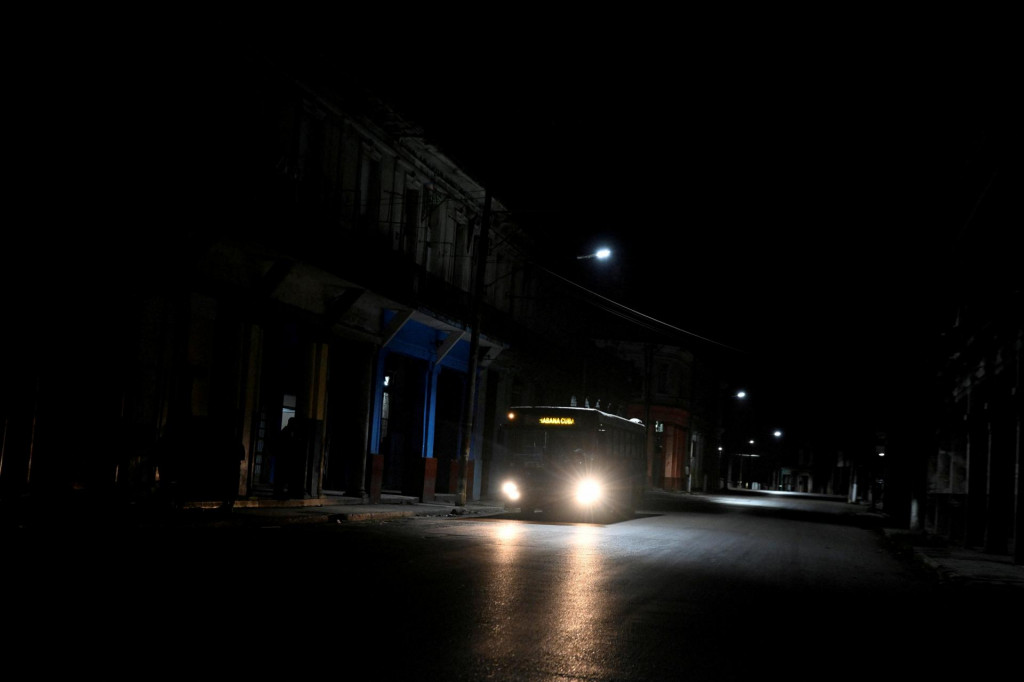 Autobus na tmavej ulici po tom, čo sa Kube zr&uacute;tila sieť už druh&yacute;kr&aacute;t za t&yacute;ždeň. FOTO: Reuters