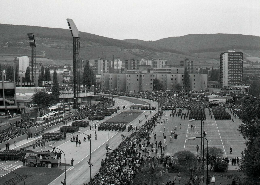 Bajkalsk&aacute; ulica v roku 1985 (miesto vojensk&yacute;ch prehliadok).