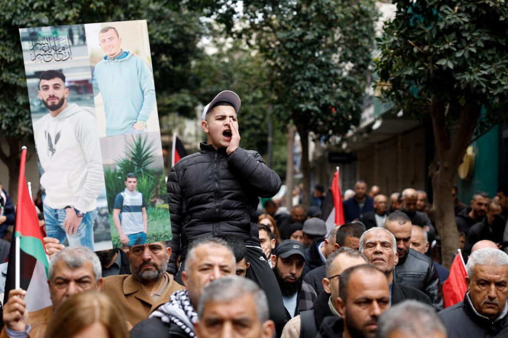Palest&iacute;nčania sa v Ramall&aacute;hu z&uacute;častňuj&uacute; protestu proti izraelsk&eacute;mu z&aacute;konu o treste smrti pre Palest&iacute;nčanov ods&uacute;den&yacute;ch za smrteľn&eacute; &uacute;toky. FOTO: Reuters