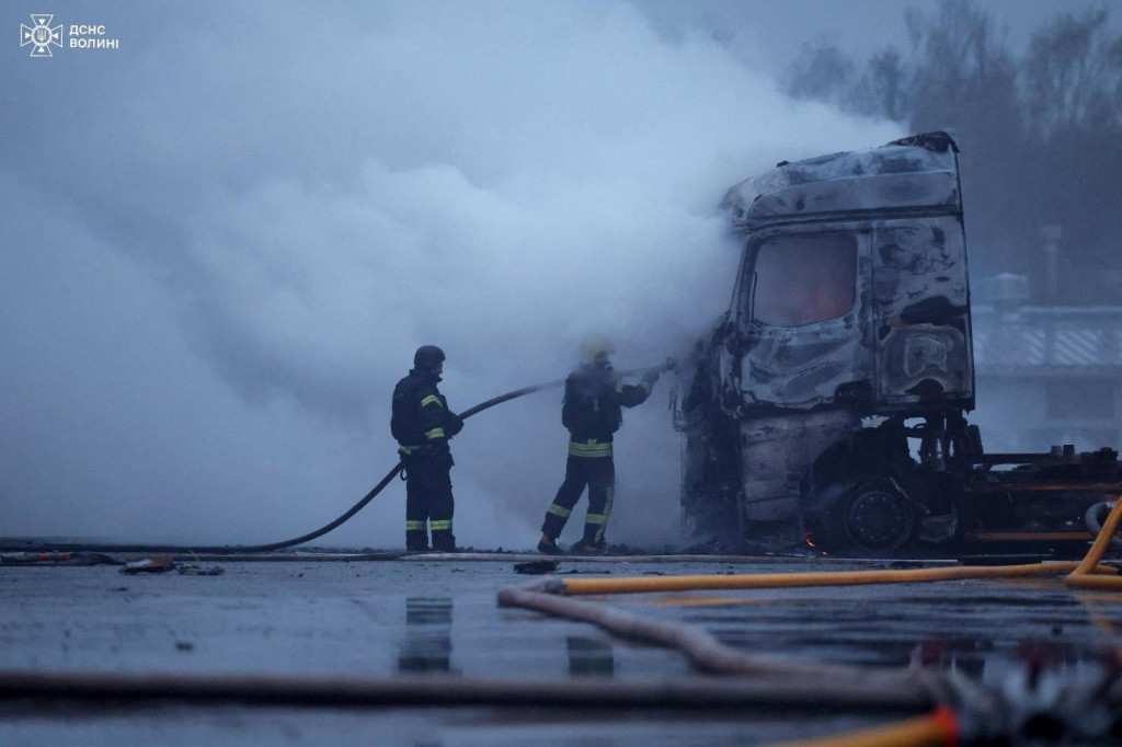 Ilustračn&aacute; fotografia. Hasiči pracuj&uacute; na mieste &uacute;toku rusk&eacute;ho dronu v Lucku na Ukrajine. FOTO: Reuters/Tlačov&aacute; služba &Scaron;t&aacute;tnej z&aacute;chrannej služby Ukrajiny