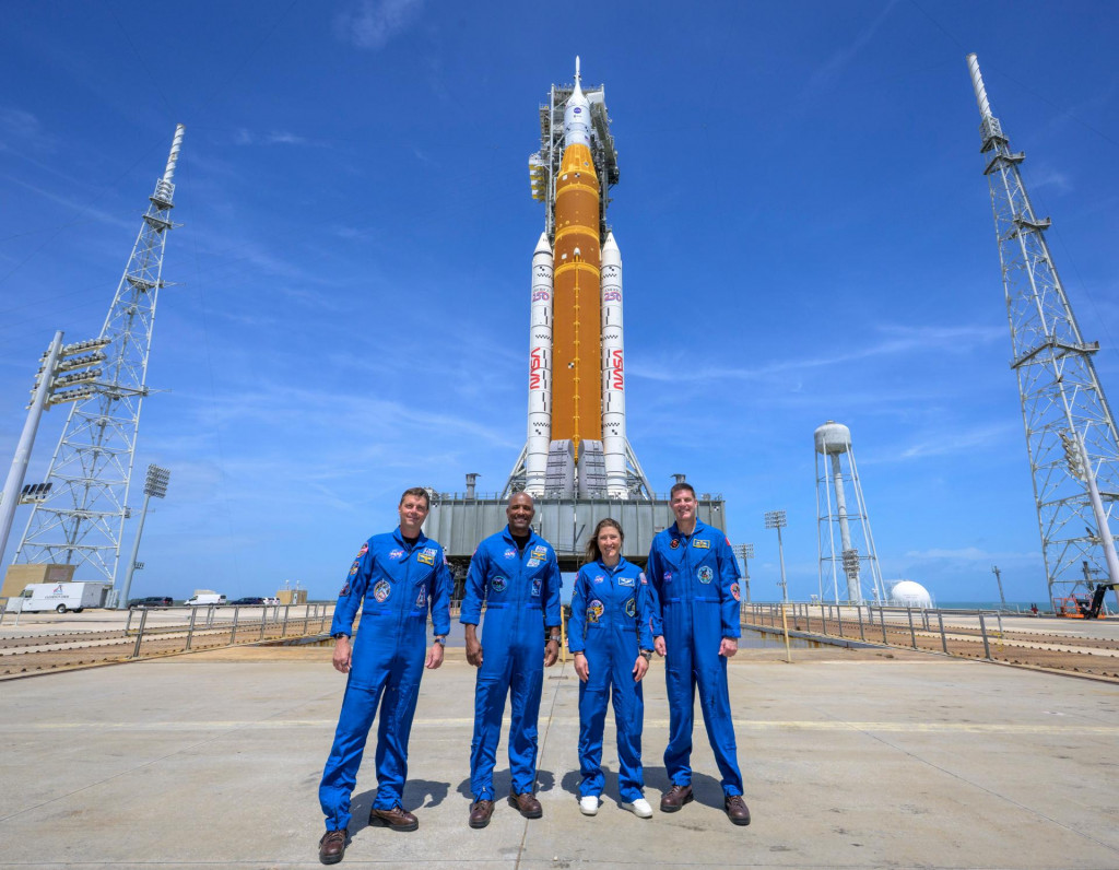 Na sn&iacute;mke zľava veliteľ misie Artemis II Reid Wiseman, pilot Victor Glover, &scaron;pecialistka misie Christina Kochov&aacute; a astronaut Kanadskej vesm&iacute;rnej agent&uacute;ry (CSA) Jeremy Hansen p&oacute;zuj&uacute; pred raketou pre misiu Artemis II v Kennedyho vesm&iacute;rnom stredisku na Floride. FOTO TASR/AP