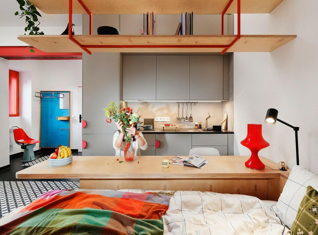 Byty s&uacute; už zariaden&eacute;. Kombin&aacute;cia svetl&eacute;ho dreva, farebn&yacute;ch prvkov a zelene pom&aacute;ha vytvoriť pocit domova. FOTO: Kub&iacute;ček.Studio