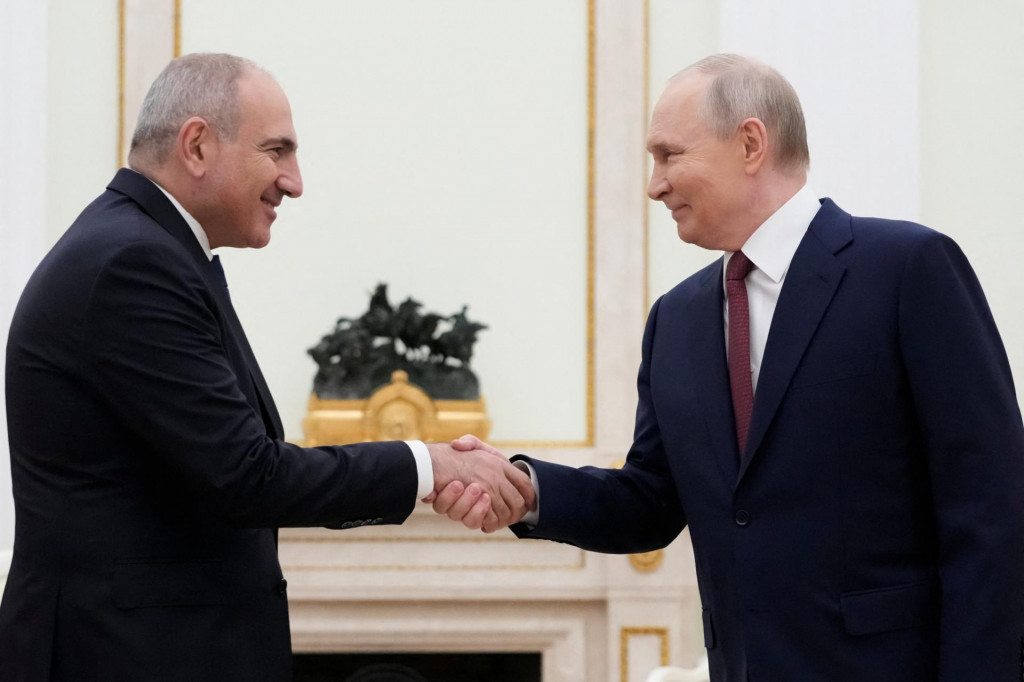 Rusk&yacute; prezident Vladimir Putin si pod&aacute;va ruku s arm&eacute;nskym premi&eacute;rom Nikolom Pa&scaron;injanom. FOTO: Reuters