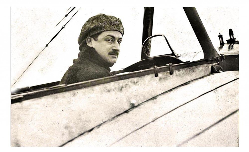 Franc&uacute;zsky letec Roland Garros (1888 &ndash; 1918), ktor&yacute; sa do dej&iacute;n zap&iacute;sal aj ako prv&yacute; st&iacute;hac&iacute; pilot.