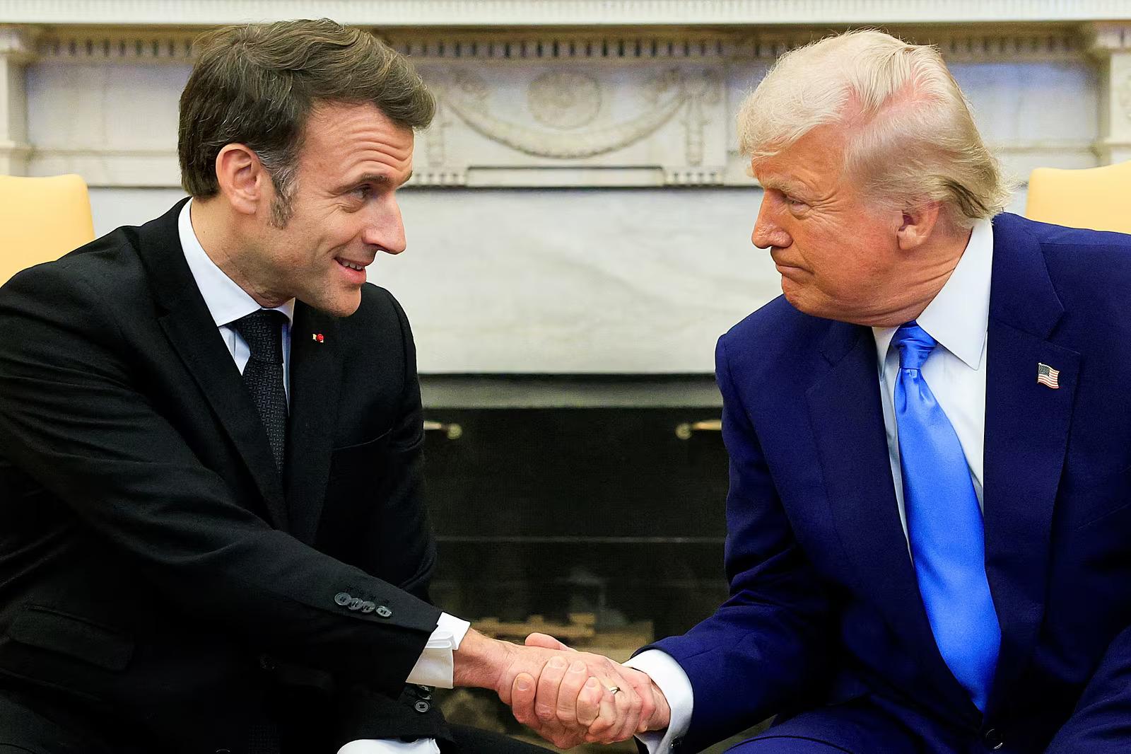 Trump vo Francúzsku vyvolal hnev výrokom, že s Macronom zle zaobchádza jeho žena