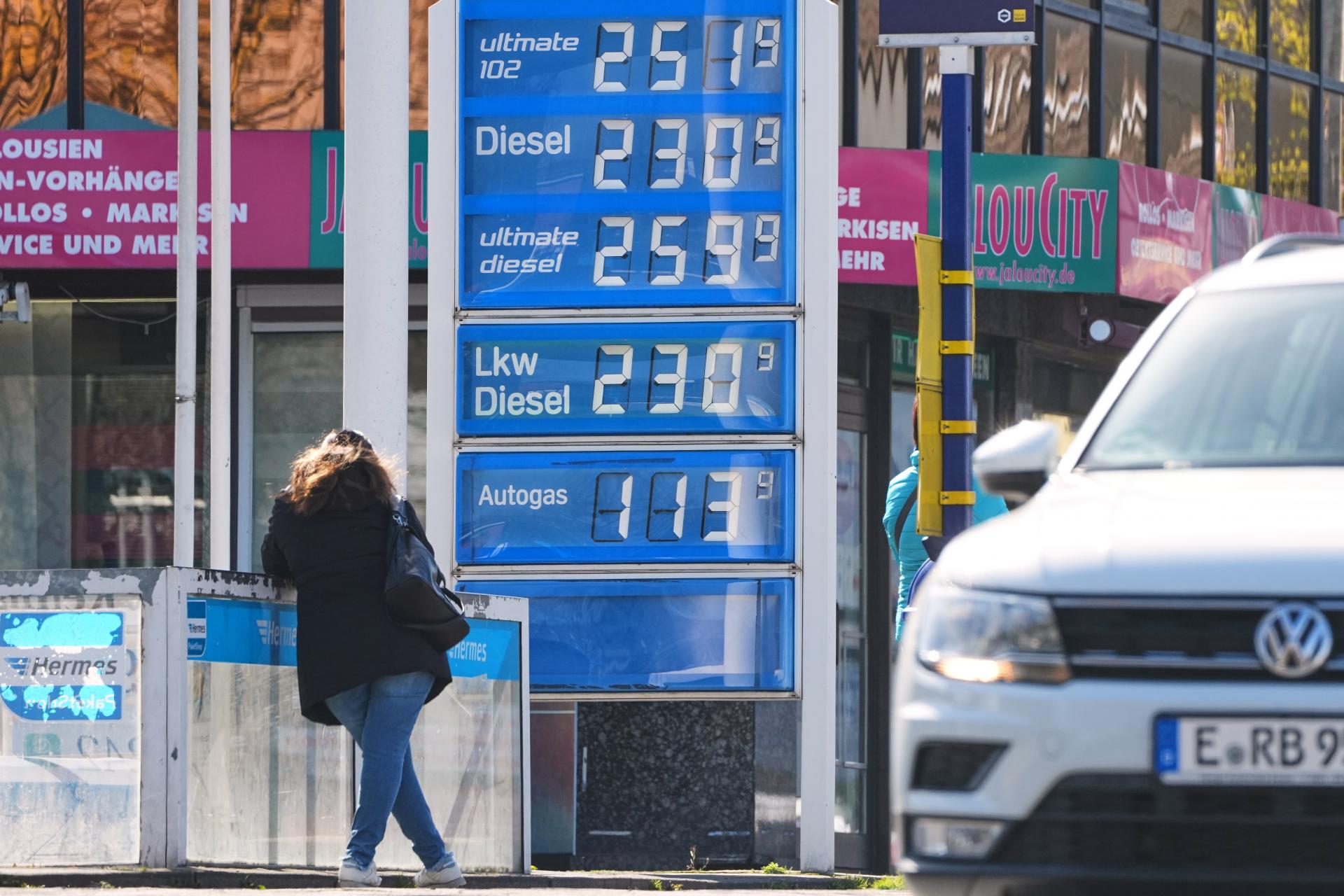 Slovensko je lacn&eacute;, no m&aacute; to h&aacute;čik. Paliv&aacute; sme už začali zdražovať r&yacute;chlej&scaron;ie ako in&eacute; krajiny Eur&oacute;py