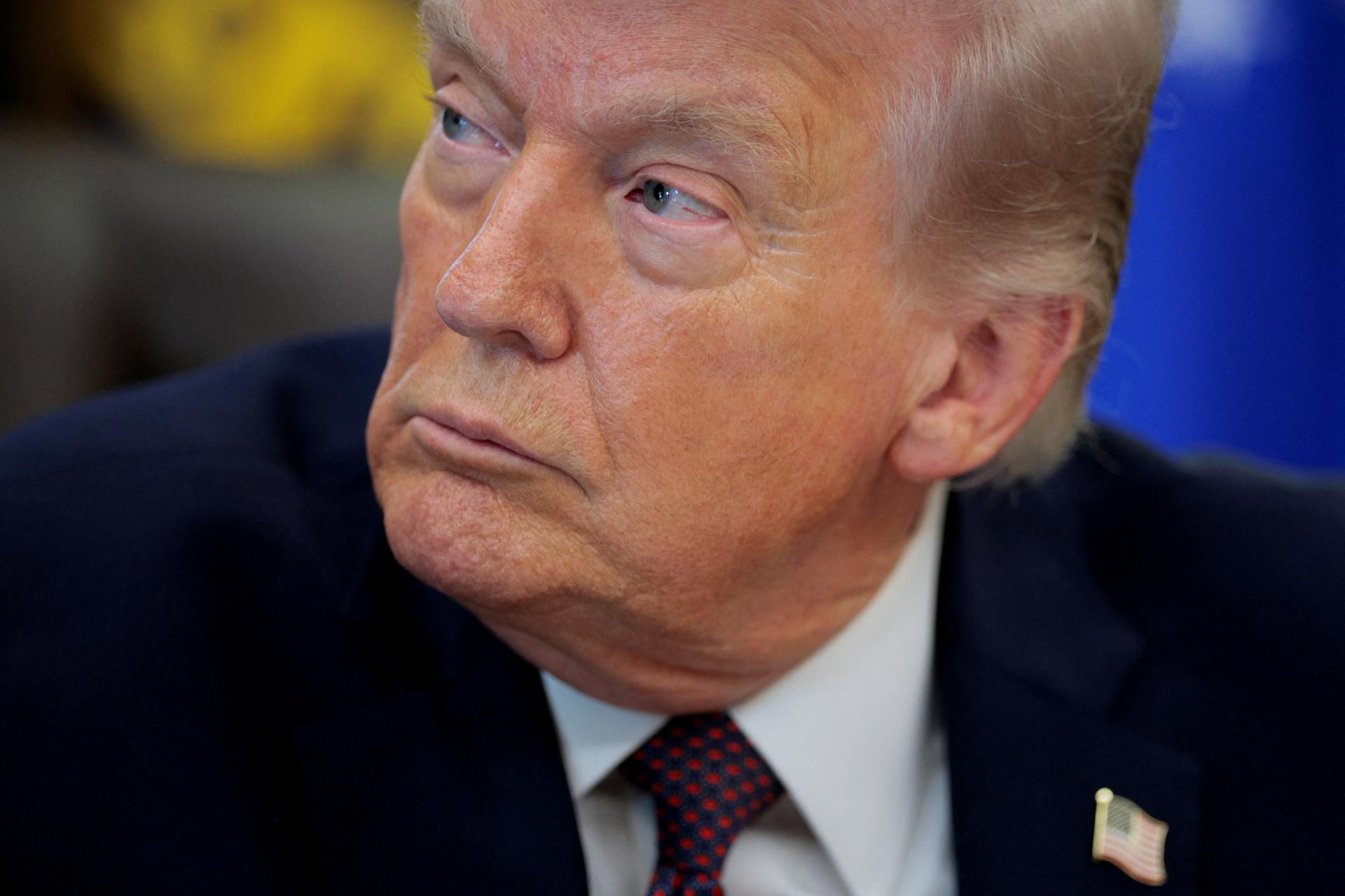 Demokrati žalujú Trumpa za tvrdý zásah proti hlasovaniu poštou