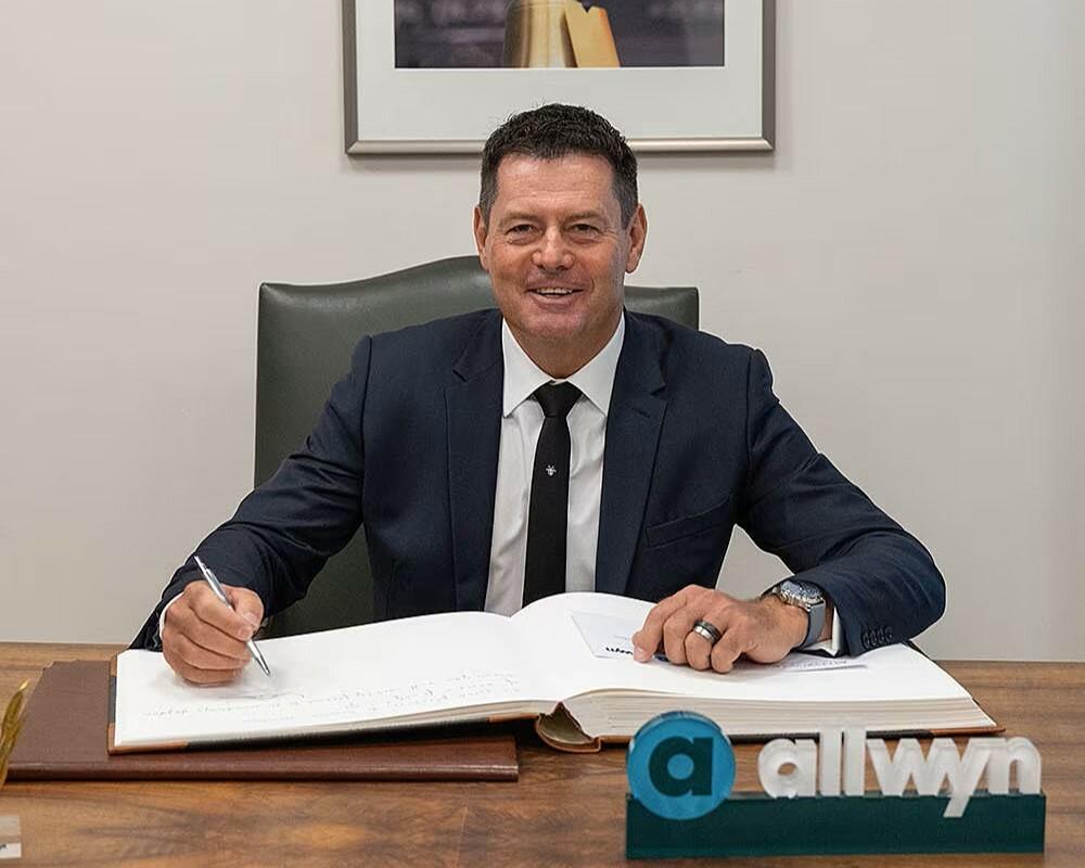 S akciami Allwynu zo skupiny KKCG podnikateľa Karla Komárka​​ sa oddnes obchoduje v Aténach