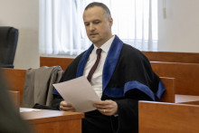 Ako obžalovan&yacute; Lindtner uviedol pred samosudcom, zo skutkov ho usvedčuj&uacute; jedin&eacute; dve izolovan&eacute; v&yacute;povede spolupracuj&uacute;cich obvinen&yacute;ch, ktor&iacute; za to z&iacute;skali benefity. FOTO: TASR/Martin Baumann