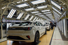 Pracovn&iacute;ci kontroluj&uacute; hotov&eacute; elektrick&eacute; vozidl&aacute; Zeekr 001 v tov&aacute;rni spoločnosti Zeekr v meste Ningbo. FOTO: Reuters