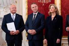 Zľava rak&uacute;sky kancel&aacute;r Christian Stocker, vicekancel&aacute;r Andreas Babler a rak&uacute;ska &scaron;&eacute;fka diplomacie Beate Meinlov&aacute;-Reisingerov&aacute;. FOTO TASR/AP